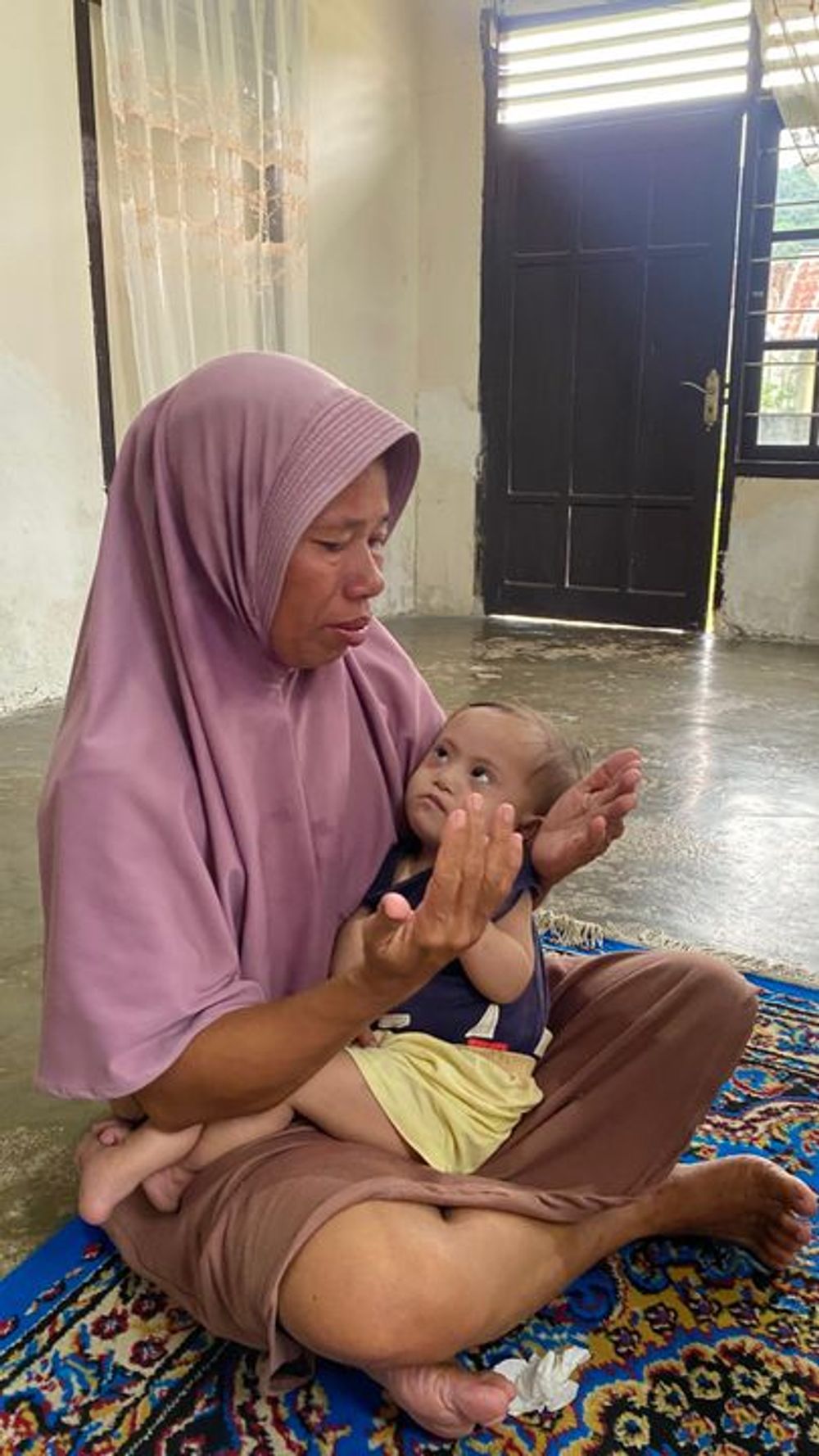 Ibu dan Gustina berdoa