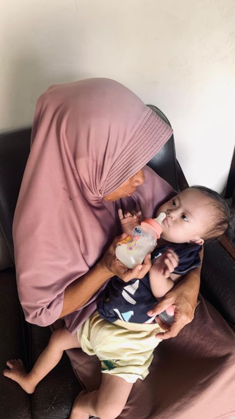 Ibu menyuapi Gustina
